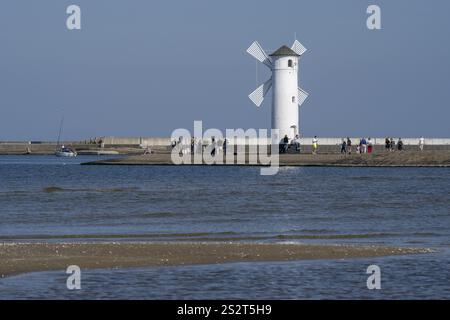 Mühlenblitz am Pier, Swinemünde, Usedom, Ostsee, Polen, Europa Stockfoto