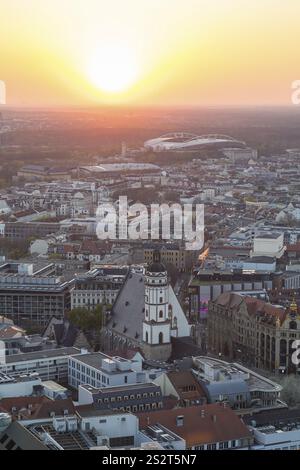 Blick auf die Stadt vom Stadtturm bei Sonnenuntergang, St. Thomas Kirche, Red Bull Arena und Auwald, Leipzig, Sachsen, Deutschland, Europa Stockfoto