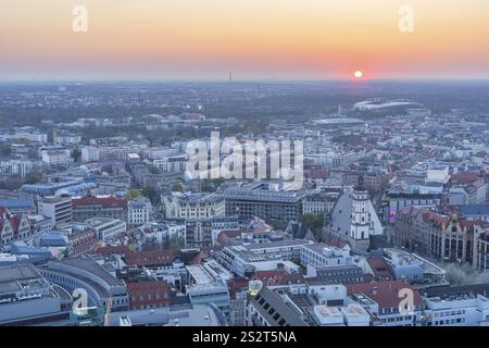 Blick auf die Stadt vom Stadtturm bei Sonnenuntergang, St. Thomas Kirche, Red Bull Arena und Auwald, Leipzig, Sachsen, Deutschland, Europa Stockfoto