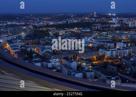 Blick auf die Stadt vom Stadtturm zur blauen Stunde zum Denkmal der Völkerschlacht, Leipzig, Sachsen, Deutschland, Europa Stockfoto