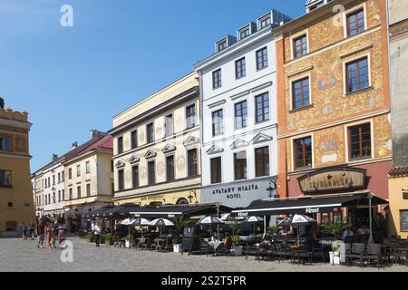 Reihe von Gebäuden mit bunten Fassaden und Cafés in der Altstadt unter klarem Sommerhimmel, Altstädter Marktplatz, Lublin, Polen, Europa Stockfoto