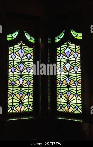 Buntglasfenster im Treppenhaus, Innenarchitektur des Rathauses in Chemnitz, Sachsen, Deutschland, Europa Stockfoto