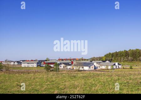 Neu gebautes Wohngebiet mit freistehenden Wohnhäusern und Mehrfamilienhäusern und Grundstücken zum Bau weiterer Häuser auf Falkoeping, Schweden, Europa Stockfoto