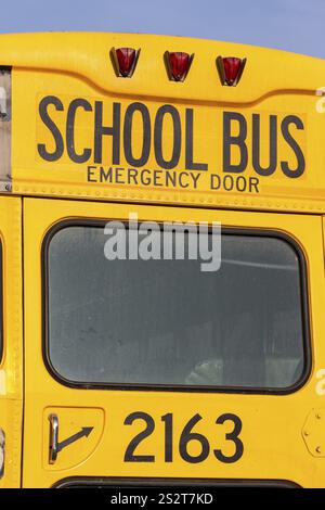 Ein typischer amerikanischer Schulbus in der gelben Farbe Österreichs Stockfoto