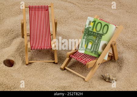 Liegestuhl mit Euro-Währung am Sandstrand. Symbol Foto für Kosten für Reise, Urlaub, Urlaub Österreich Stockfoto