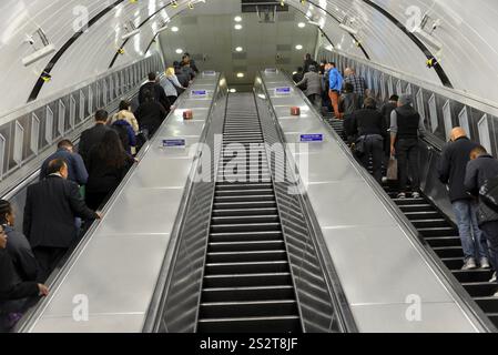 Menschen auf einer Rolltreppe in einer U-Bahn-Station, organisiert und aufgereiht, London, Region London, England, Großbritannien, Europa Stockfoto