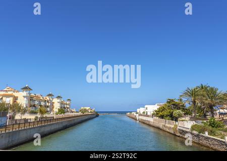 Ruhiger Kanal, der zwischen Wohngebäuden in La Manga del mar menor, einem touristischen Küstenstreifen in murcia, spanien, fließt Stockfoto