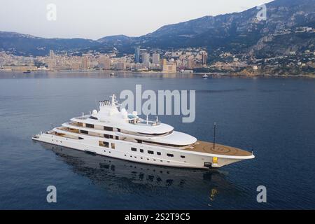 Luftaufnahme der 104 Meter langen Motoryacht QUANTUM BLUE, geliefert 2014 von der deutschen Werft Luerssen Yachts, die bei Sonnenaufgang vor dem Fürstentum vor Anker liegt Stockfoto