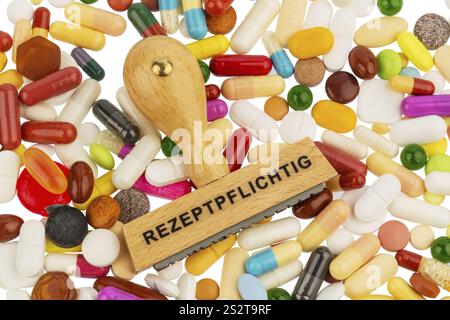 Stempel auf farbigen Tabletten, Symbolfoto für Medikamente, Verschreibungspflicht und Nachzahlung Österreich Stockfoto