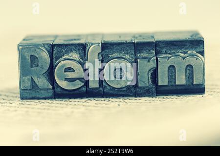 Das Wort Reform steht in Leitbuchstaben. Symbolisches Foto für schnelle Korrespondenz Österreich Stockfoto