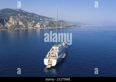 Die 143 Meter lange Dreimaster-Segelyacht A, die größte Segelyacht der Welt, wurde nach einem Entwurf des Designers Philippe Starck von The gebaut Stockfoto