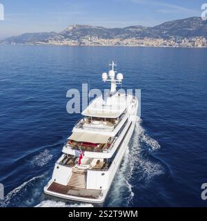 Luftaufnahme 74 m Motoryacht AURORA, geliefert 2017 von der deutschen Werft Luerssen Yachts, Design Winch Design, vorbei an Roquebrune Cap Ma Stockfoto