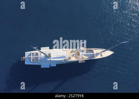 143 Meter lange drei-Master-Segelyacht A Aus der Vogelperspektive, die größte Segelyacht der Welt, gebaut nach einem Entwurf des Designers Philippe Starck von The GERM Stockfoto