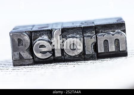 Das Wort Reform steht in Leitbuchstaben. Symbolisches Foto für schnelle Korrespondenz Österreich Stockfoto