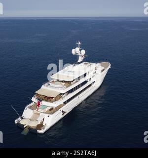 Luftaufnahme der 74-Meter-Motoryacht AURORA, geliefert 2017 von der deutschen Werft Luerssen Yachts, Design Winch Design, vor Anker des Principal Stockfoto