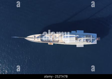 143 Meter lange drei-Master-Segelyacht A Aus der Vogelperspektive, die größte Segelyacht der Welt, gebaut nach einem Entwurf des Designers Philippe Starck von The GERM Stockfoto