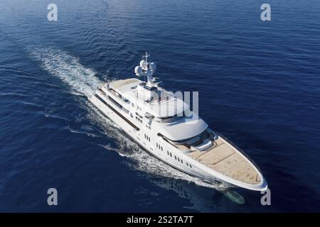Luftaufnahme 74 m Motoryacht AURORA, geliefert 2017 von der deutschen Werft Luerssen Yachts, Design Winch Design, vorbei an Roquebrune Cap Ma Stockfoto