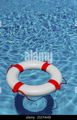 Ein Rettungsreifen schwimmt in einem Pool. Symbolisches Foto für Rettung und Krisenmanagement während der Finanz- und Bankenkrise. Österreich Stockfoto