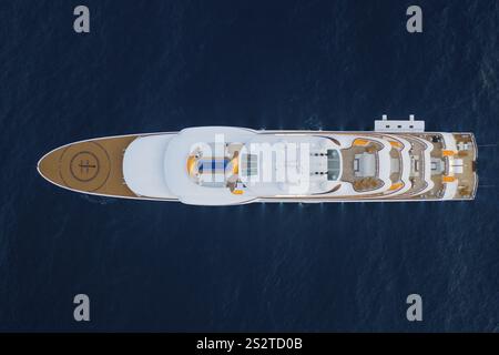 Luftaufnahme der 104-Meter-Motoryacht QUANTUM BLUE, die 2014 von der deutschen Werft Luerssen Yachts vor dem Fürstentum Monaco geliefert wurde, Stockfoto