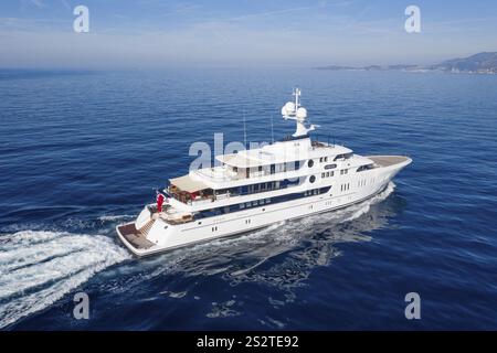 Luftaufnahme 74 m Motoryacht AURORA, geliefert 2017 von der deutschen Werft Luerssen Yachts, Design Winch Design, vorbei an Roquebrune Cap Ma Stockfoto