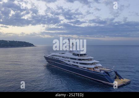 Luftaufnahme der 133-Meter-Motoryacht AL MIRQAB, die 2008 von der deutschen Werft Kusch Yachts, Peters Schiffbau an Scheich Hamad bin Jassim bin geliefert wurde Stockfoto