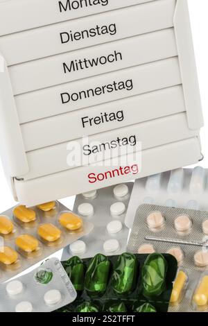 Tablettenspender und Tabletten, Symbolfoto zur Therapie, Verschreibung, Dosierung Österreich Stockfoto