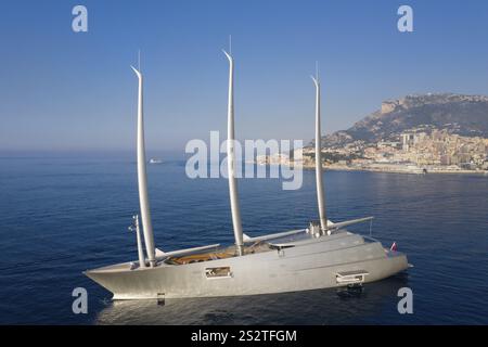 143 Meter lange Segelyacht A aus der Vogelperspektive, die größte Segelyacht der Welt, gebaut von der deutschen Werft Nobiskrug für den russischen Oligarchen Andrei Stockfoto