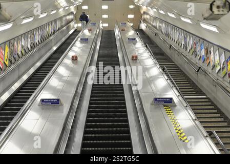 Symmetrische Rolltreppen im Londoner Underground-Netzwerk mit wenigen Personen, London, Region London, England, Vereinigtes Königreich, Europa Stockfoto