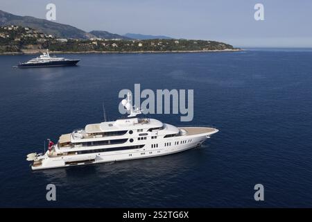 Luftaufnahme der 74-Meter-Motoryacht AURORA, geliefert 2017 von der deutschen Werft Luerssen Yachts, Design Winch Design, vor Anker des Principal Stockfoto