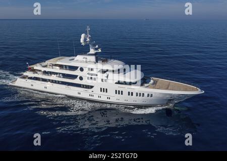 Luftaufnahme 74 m Motoryacht AURORA, geliefert 2017 von der deutschen Werft Luerssen Yachts, Design Winch Design, vorbei an Roquebrune Cap Ma Stockfoto