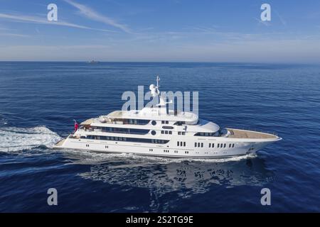 Luftaufnahme 74 m Motoryacht AURORA, geliefert 2017 von der deutschen Werft Luerssen Yachts, Design Winch Design, vorbei an Roquebrune Cap Ma Stockfoto