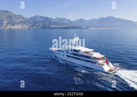 Luftaufnahme 74 m Motoryacht AURORA, geliefert 2017 von der deutschen Werft Luerssen Yachts, Design Winch Design, vorbei an Roquebrune Cap Ma Stockfoto