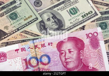 Chinesische Währung Yuan und amerikanische Dollar Banknoten Österreich Stockfoto
