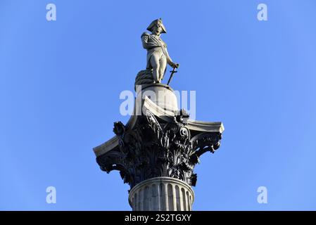 Nelson's Column, Denkmal für Admiral Horatio Nelson, London, Region London, England, historische Statue einer Figur auf einer hohen Säule vor grauem Himmel Stockfoto