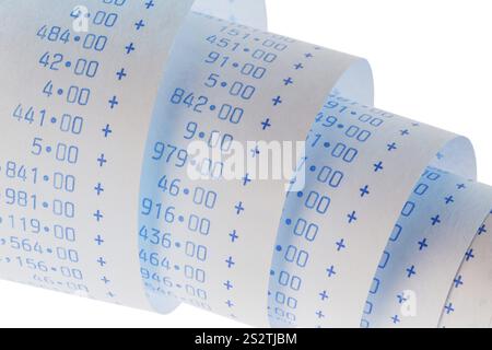 Der Berechnungsstreifen eines Taschenrechners auf weißem Hintergrund. Symbolisches Foto für Controlling, Buchhaltung, Steuern und Finanzen Österreich Stockfoto