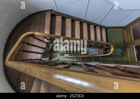 Das über zwei Jahrzehnte unbewohnte Treppenhaus in der Villa des ehemaligen Fabrikbesitzers Sonnenheim wurde inzwischen abgerissen. Arth, Schwyz, Schweiz, Eu Stockfoto