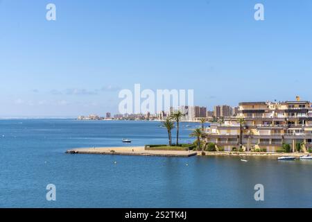 Atemberaubende Sommerstadt von La Manga del mar menor, die sich mit dem klaren blauen mittelmeer in murcia, spanien, Cala del Pino verschmilzt Stockfoto