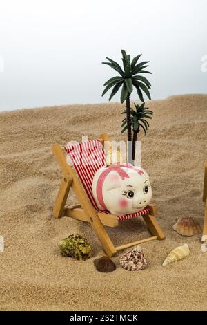 Liegestuhl mit Euro-Währung am Sandstrand. Symbolfoto für Reise-, Urlaubs- und Urlaubskosten. Sparen im Urlaub Österreich Stockfoto