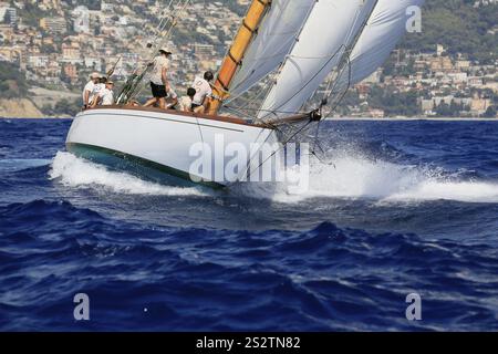 Rennen Sie die Regatta der letzten vier erhaltenen historischen Segelyachten der 15-Meter-Klasse während der Monaco Classic Week 2017, Race of the Classic Sailing Stockfoto