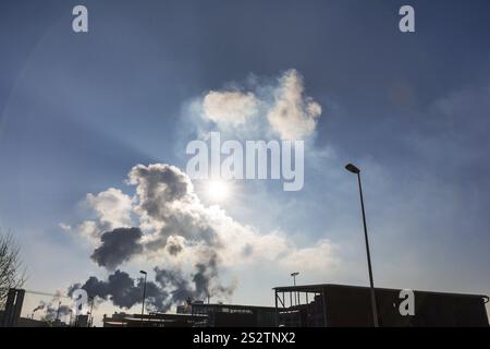 Schornstein einer Industrieanlage mit Rauch. Symbolisches Foto für Umweltschutz und Ozon. Österreich Stockfoto