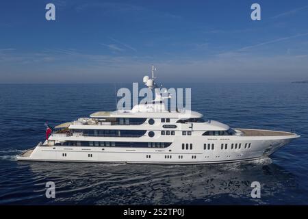 Luftaufnahme 74 m Motoryacht AURORA, geliefert 2017 von der deutschen Werft Luerssen Yachts, Design Winch Design, vorbei an Roquebrune Cap Ma Stockfoto