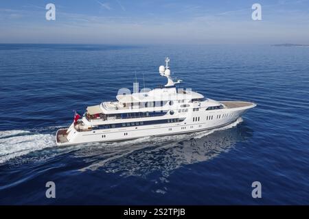 Luftaufnahme 74 m Motoryacht AURORA, geliefert 2017 von der deutschen Werft Luerssen Yachts, Design Winch Design, vorbei an Roquebrune Cap Ma Stockfoto