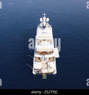 Luftaufnahme der 74-Meter-Motoryacht AURORA, geliefert 2017 von der deutschen Werft Luerssen Yachts, Design Winch Design, vor Anker des Principal Stockfoto