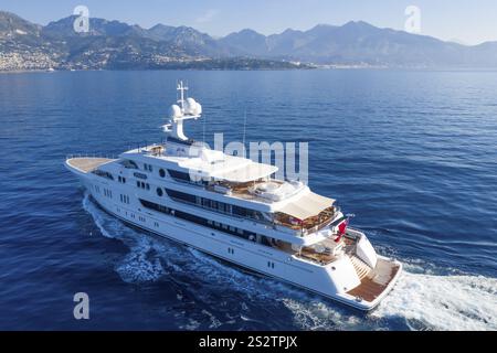Luftaufnahme 74 m Motoryacht AURORA, geliefert 2017 von der deutschen Werft Luerssen Yachts, Design Winch Design, vorbei an Roquebrune Cap Ma Stockfoto