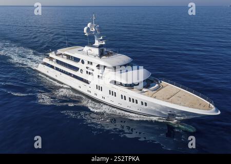Luftaufnahme 74 m Motoryacht AURORA, geliefert 2017 von der deutschen Werft Luerssen Yachts, Design Winch Design, vorbei an Roquebrune Cap Ma Stockfoto