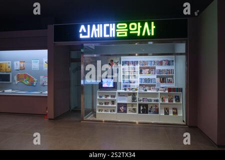 Eine Nachbildung eines VHS, einer Beta-Kassette, einem Filmverleih. In einer Popkultur-Show im National Museum of Korean Contemporary History in Seoul. Stockfoto