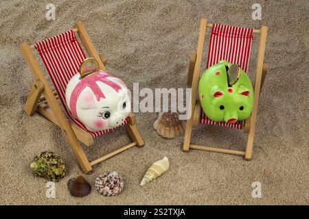 Liegestuhl mit Euro-Währung am Sandstrand. Symbolfoto für Reise-, Urlaubs- und Urlaubskosten. Sparen im Urlaub Österreich Stockfoto