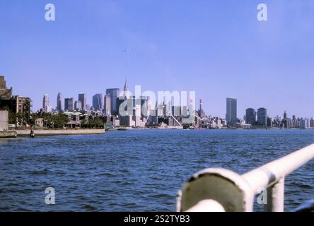 New York 1966, Blick vom East River nach Midtown Manhattan mit Chrysler Building, RCA Building, Pan am Building und UNO Stockfoto