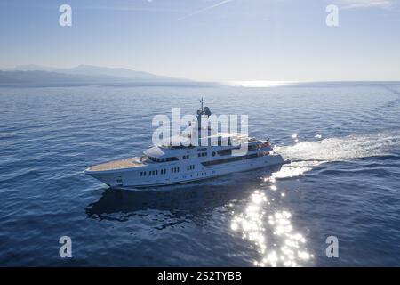 Luftaufnahme 74 m Motoryacht AURORA, geliefert 2017 von der deutschen Werft Luerssen Yachts, Design Winch Design, vorbei an Roquebrune Cap Ma Stockfoto