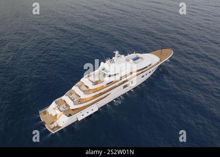 Luftaufnahme der 104-Meter-Motoryacht QUANTUM BLUE, die 2014 von der deutschen Werft Luerssen Yachts vor dem Fürstentum Monaco geliefert wurde, Stockfoto